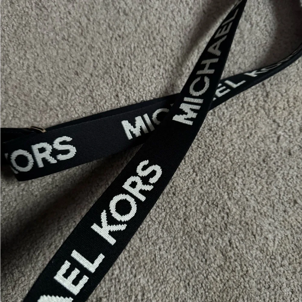 Michael Kors Elegant Black Crossbody Bag - Picture 4 of 5